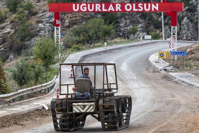 Yerli otomobil üretiminin konuşulduğu bugünlerde, elektrik dağıtım şirketinde çalışan Özgür Balcı (34), bölgede geçen çetin kış koşullarında ulaşımı sağlaması için arazi taşıtı tasarladı.