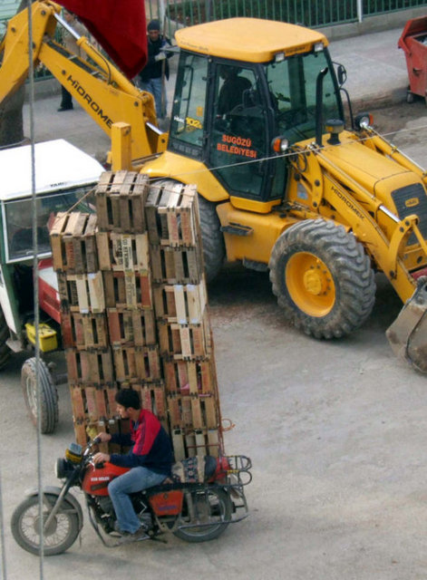 Adıyaman'da topladığı kasaları sebze haline motosikleti ile götüren bir sürücü ilginç görüntü oluşturdu.