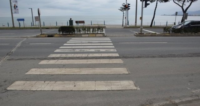 Karadeniz'in Ordu ilindeki bu yaya geçidi vatandaşları şaşırtıyor. Beyaz şeritli alanın ağaçlandırılmış kaldırıma çıktığı yolda, yayalar şerit çizilmemiş alandan karşıya geçmek zorunda kalıyor.