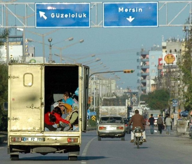 Kamyonetin kapalı kasasına binerek seyehat eden vatandaşların tehlikeli yolculuğu objektiflere böyle yansıdı.