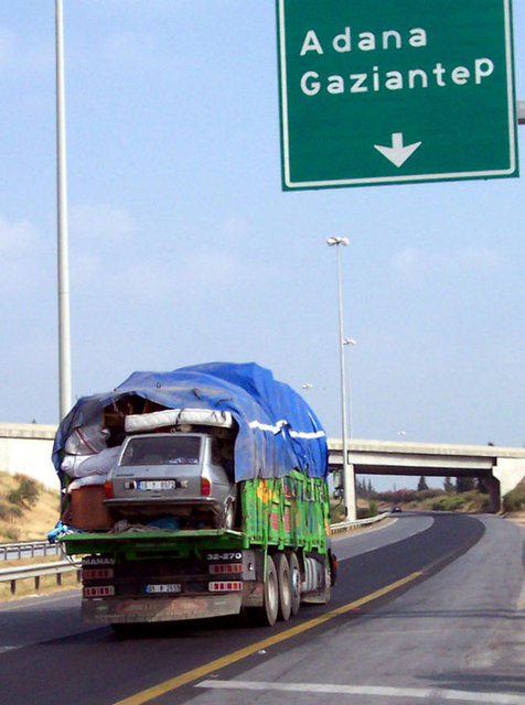 Aksaray-Adana karayolunda ev eşyası ile birlikte otomobilini de taşıyan kamyon trafikte ilginç görüntü oluşturdu