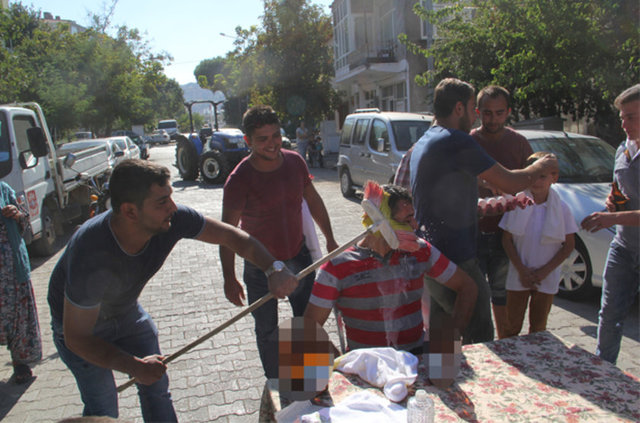 Arkadaşları damadın kafasında çiğ yumurta kırdı, şişe şişe içkiyi başından aşağı döküp una buladı. Üstelik her seferinde damadı temizleyip bu işlemi tekrar tekrar uyguladılar. Daha sonra ise damada şalvar giydirip başını bağladılar.