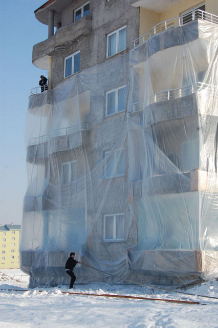 Karşıyaka Mahallesi'ndeki apartmanda babası, çocukları ve kardeşleriyle yaşadıklarını kaydeden Arme, "Binayı tek parça naylonla tamamen kaplamak istedik. Ancak 12 metre genişliğinde 40 metre boyunda naylon bulabildik.