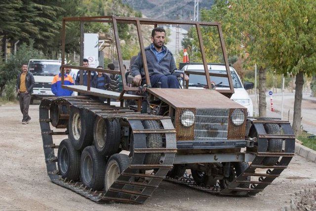 YURDUM İNSANININ SON İCADI 'TANK' Konya'da bir işçi, tamamı hurda parçalardan oluşan ve görünümüyle tankı anımsatan 10 kişi kapasiteli paletli araç yaptı.