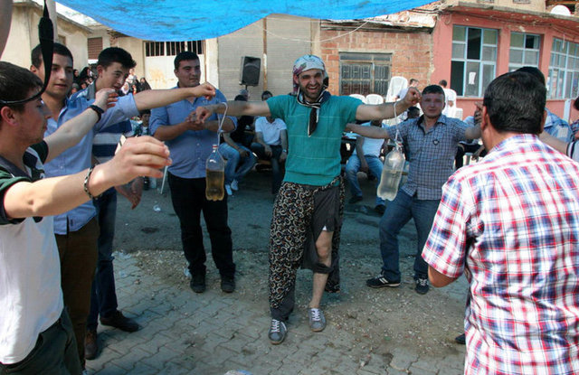 Burada ıslatılan damada, kadın kıyafetleri giydirilerek, kollarına su şişeleri bağlanıp çiftetelli oynatıldı.