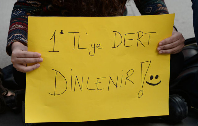 Fatma Kübra Çavuş, yaklaşık 15 gündür "dert dinlediklerini", amaçlarının insanlara mutluluk dağıtmak olduğunu, her gün ortalama 30-40 kişiyle sohbet ettiklerini söyledi.