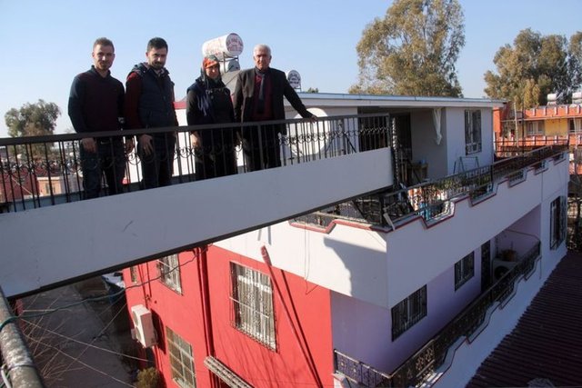 OĞLU İLE KENDİ EVİNİN ARASINDA ÜST GEÇİT YAPTIRDI - Adana'da bir kişi, daha kolay gidip gelmek için kendi evi ile oğlunun evi arasına üst geçit yaptırdı. 