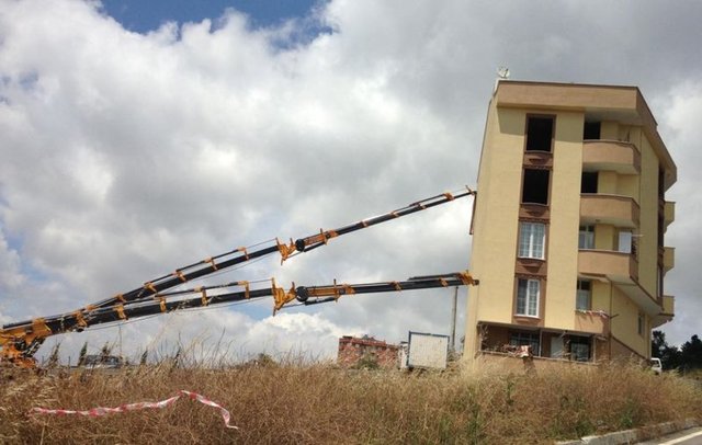 Birçok yerinde çatlaklar oluşmasına rağmen gidecek yerleri olmadığı için apartmanın ilk 3 katında yaşayanlar olması dikkat çekti.DHA