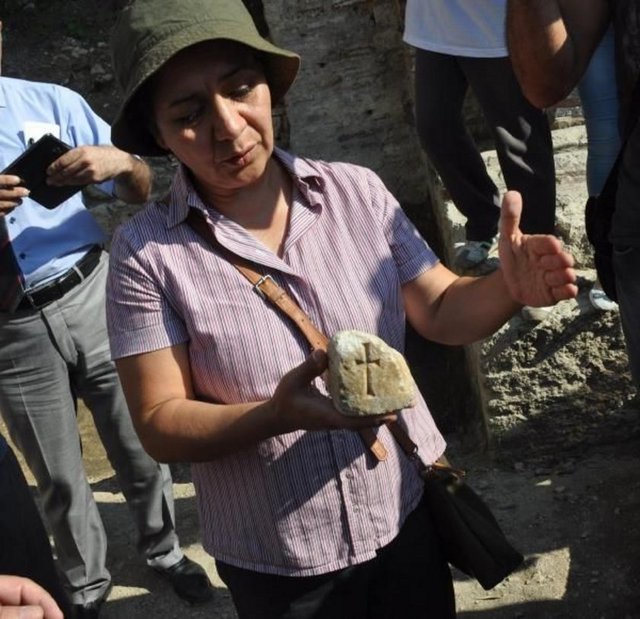 Kazı Başkanı Prof. Dr. Gülgün Köroğlu kazı çalışmaları sırasında Hz. İsa'ya ait olduğunu tahmin ettikleri, kutsal emanetlerinin saklandığı taş bir sandığın ve içerisinde de haç parçalarının bulunduğunu söyledi.