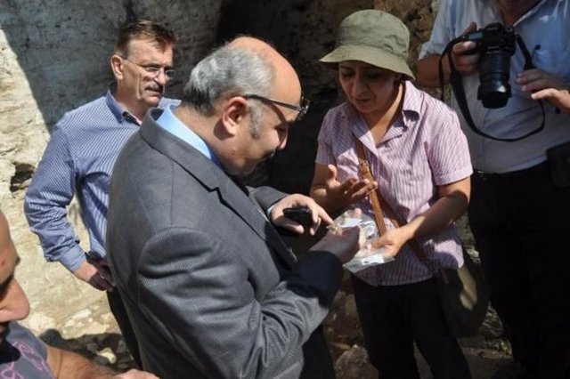 Taş sandığın ve içerisinde çıkan parçanın şu ana kadar kazı alanından çıkan en önemli bulgurlardan biri olduğunu belirten Köroğlu, "Kazı alanında bir taş sandık ve sandığın içerisinde Hz. İsa'ya ait olduğu tahmin ediğimiz haç parçası olan kutsal bir eşya bulundu" dedi.