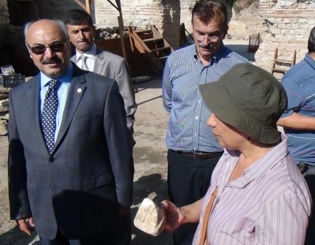 Balatlar Kilisesi'nde yapılan kazı çalışmalarını yerinde inceleyen Sinop Valisi Yavuz Selim Köşger, çalışmalar hakkında bilgi aldı.