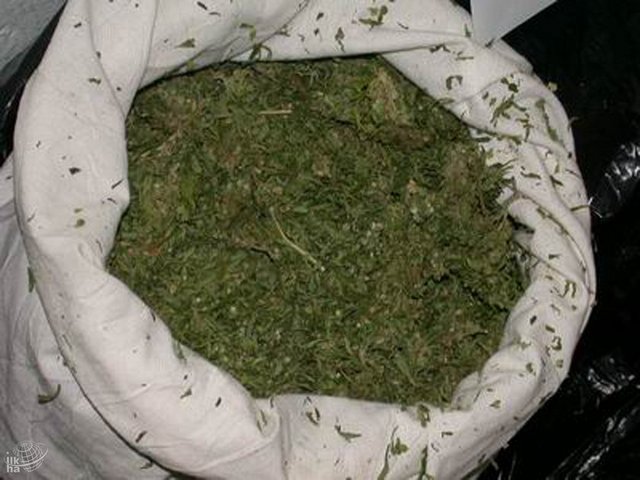 MAL: Bir kimsenin, bir tüzel kişinin mülkiyeti altında bulunan, taşınır veya taşınmaz varlıkların bütünü, bayağı, aşağılık, kötü kimse, esrar, o...pu.