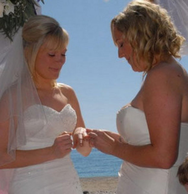 LEZBİYEN: Kendi cinsinden kimselerle cinsel ilişkide bulunan kadın, ablacı, sevici.