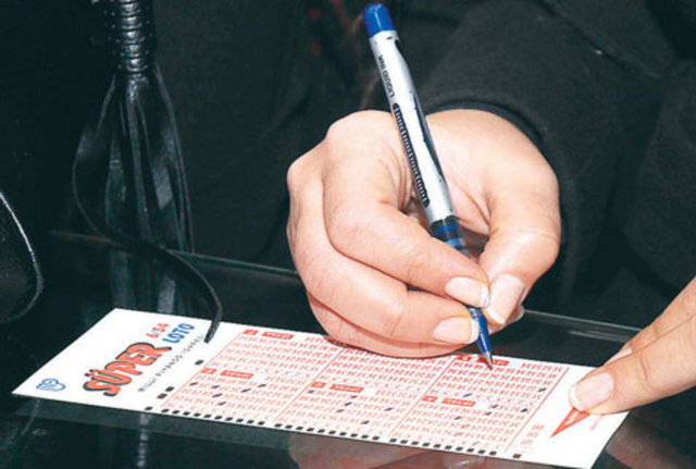 - Kendini ibraz eden biletlerden; ikramiye numaralarının dışında kalan diğer yerlerinden yırtılmış veya kopmuş olup parçaları mevcut olan ve ikramiye kazanan numaraları açık bir şekilde okunanlara da ikramiye ödenir. -