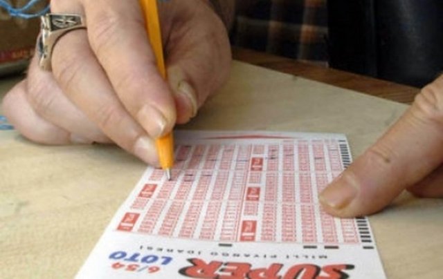 - Seri numarası ve ikramiye kontrol numarası itibariyle kendini ibraz edemeyen, kazınmış olan kısımda bulunan rakam, tutar, şekil, figür, motif ve benzerleri yırtılmış, delinmiş, sahte ya da tahrif edilmiş olan biletlere ikramiye ödenmez. -