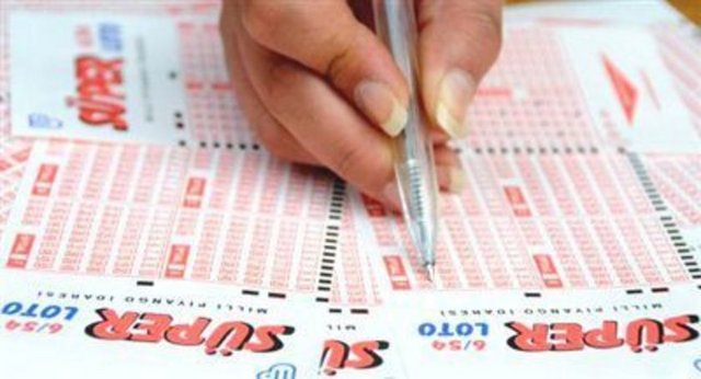 Milli Piyango İdaresi Genel Müdürlüğünce düzenlenen Süper Loto çekilişinde, geçen hafta 6 bilen çıkmayınca bugün yapılacak çekiliş için ilk etapta 13 milyon 578 bin 753 lira devretmişti.  -