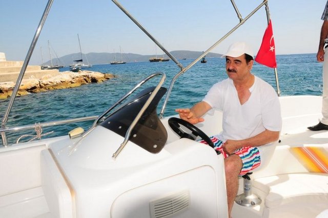 Kahpe kurşuna geldik, Allah büyük" yazan Tatlıses, tepkisini şu mesajlarla dile getirdi: