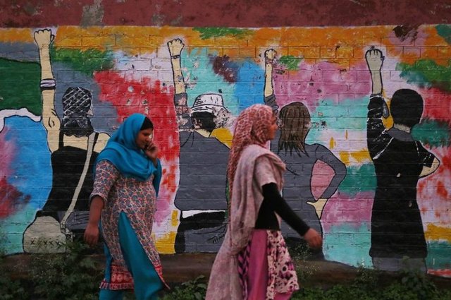 İşte Rawalpindi kentindeki bir okulun duvarlara yapılan grafitiler... AA