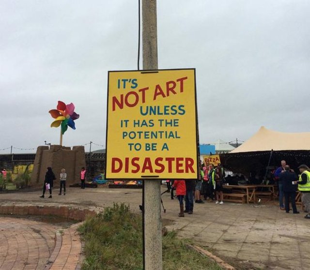 BBC Türkçe'nin haberine göre; İngiliz sanatçının Weston-super-Mare adlı tatil kasabasında açtığı Dismaland adlı sergi, 6 hafta açık kalacak.