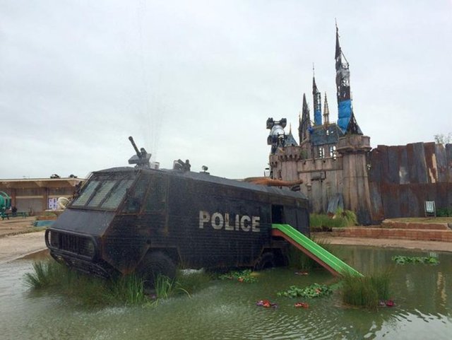 Dünyanın en ünlü sokak Banksy'nin Dismaland'i sadece büyükler için!  - sanatçılarından Banksy, İngiltere'de terk edilmiş bir spor merkezini geçici sergi alanına çevirdi.