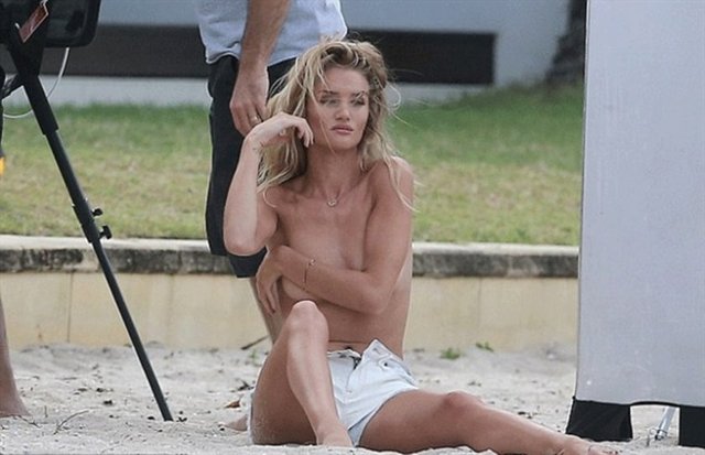 26 yaşında ki model üstsüz verdiği pozlarla bir kez daha kendisine hayran bıraktı.