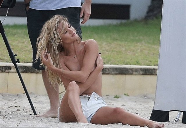 Victorias Secret'in ünlü meleği Rosie Huntington ünlü bir markanın iç çamaşırları için poz verdi