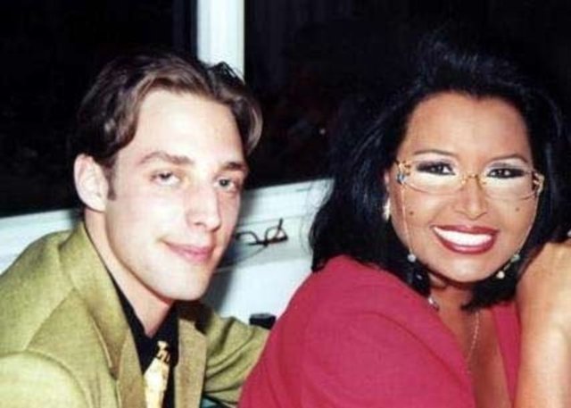 Bir süre evli kalan çiftin boşanmasının üzerinden 17 yıl geçti.