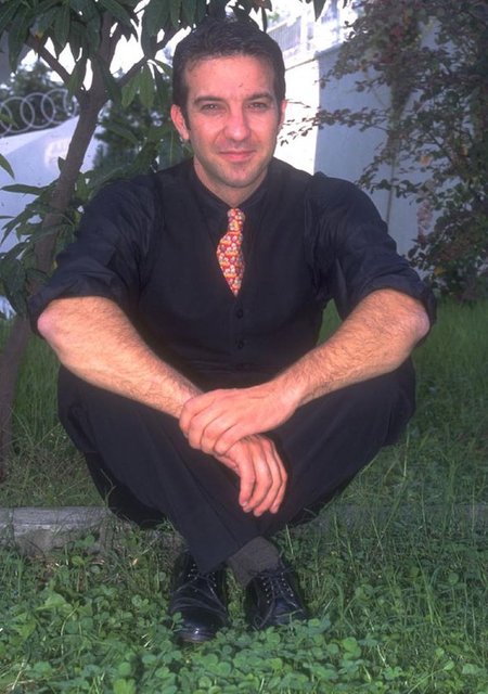 Bir dönemin ünlü oyuncusu Kaan Girgin artık gözlerden uzak bir hayat yaşıyor.