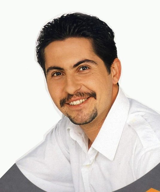 Eray Sezer 'Biri Bizi Gözetliyor' yarışmasıyla 2001 yılında ilk kez izleyici karşısına çıktı.