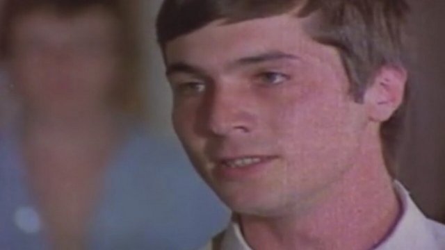 Hababam'dan sonra Aile Şerefi, Gülen Gözler (Neşeli Günler), Gülen Adam ve Aşkın Dansı gibi filmlerde rol alan Ahmet Sezerel, yaklaşık 20 yıl sonra ilk kez bir canlı yayına davet edildiğini söyledi.