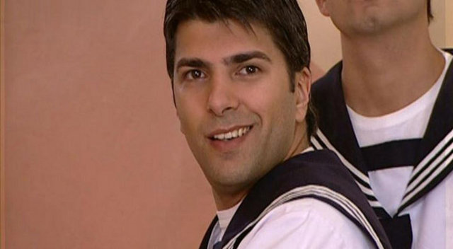 'Mafya dizisi tutmaz' diye düşündüm. O dönemde yakışıklı jön rolleri üzerime yapışmıştı. "Benden mafya adamı nasıl olur?" diye endişelendim açıkçası" dedi.