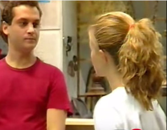 Deniz Yıldızı dizisinin Mustafa Beyi yıllar önce Susam Sokağı'nda bir evin ilk iki merdivenine oturup gitar çalan Hakan karakterini canlandırıyordu.