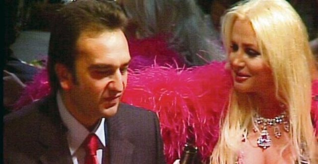 Kıymet bilmedi. Kıymet bilmediği için yanımda yok. O kadar çok sevdim ki o masmavi gözlerine hayran oldum. Murat'la 13 yıldır büyük bir sevgimiz oldu ama beni çok kırdı. Mezarlarımız bile yan yana olsun dediğim aşkı bir sözle bitirdi. Ben aşkta vıcık vıcıklığı sevmiyorum. 13 yıl bunu Murat'ta görmedim.