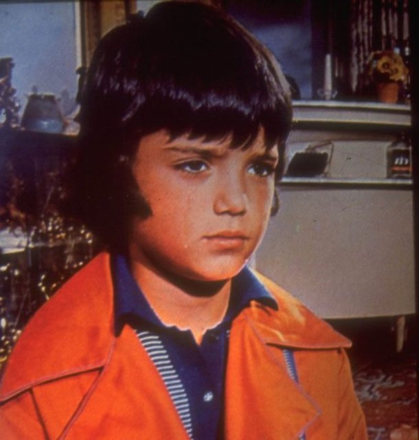 Sezer İnanoğlu, 70'li yıllarda Türk sinemasının çocuk yıldızıydı. Yapımcı babası Berker İnanoğlu'nun pek çok filminde rol oynadı.