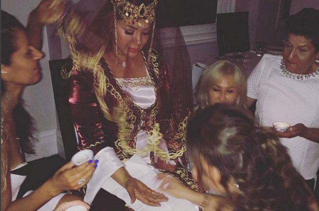 Avustralya'da kına gecesi de yapan Tanyeli çok mutlu olduğunu dile getirdi.