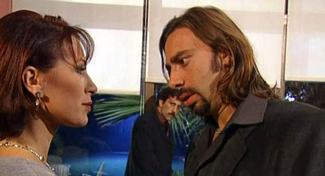 1999 yılında çevrilen Yılan Hikayesi adlı diziyle çıkış yapan ve tanınan sanatçı, bir süre TRT ve özel tv kanallarında sunuculuk yaptı.