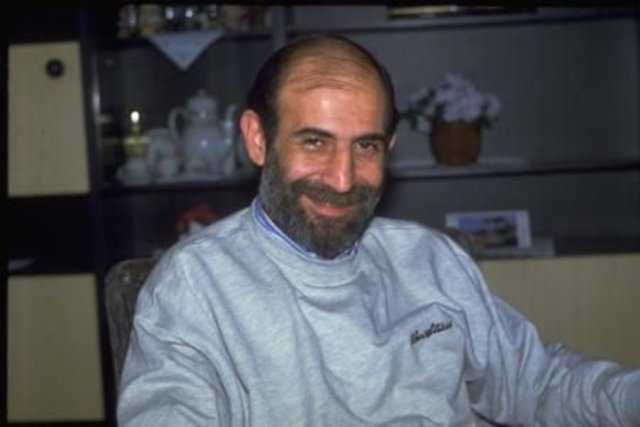 Sinema ve televizyon dizilerinde rol alırken, Bizimkiler dizisinde canlandırdığı "Cemil" karakteriyle zirveye çıktı.