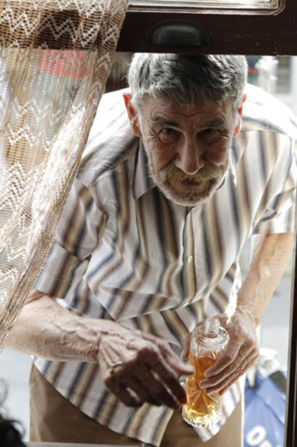 Kolonya satmayı geçim kaynağı, içmeyi ise hobi haline getiren Haşmet (Ercan Yazgan), Bana Masal Anlatma'da bu eğlenceli halleri ile seyirciyi güldürecek.