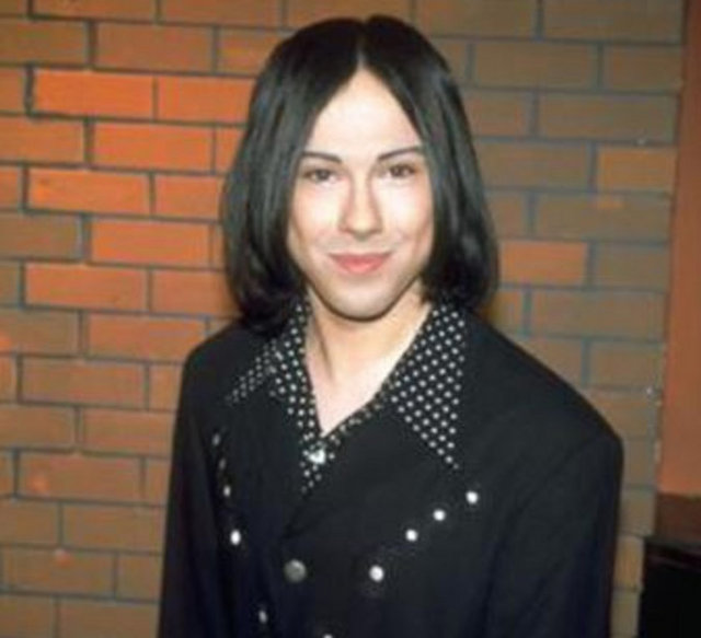 "Paran, çantan, telefonun üzerinde ne varsa ver" diye tehdit eden iki kişiye direnen Çarıkçı, gaspçıların elinden kurtularak koşmaya başladı. Biraz ileride motosikletle tekrar önünü kesen gaspçılar tarafından tartaklanan ünlü sunucu yaralanmıştı.