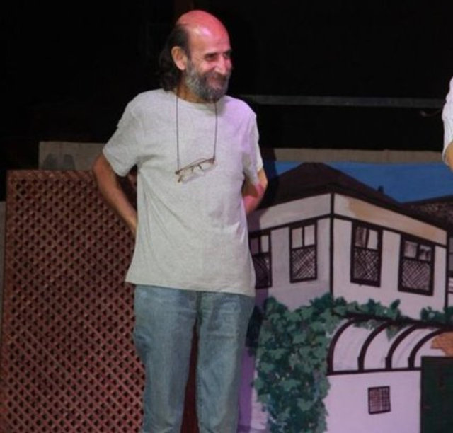 İttihat ve Terakki Tiyatrosu, TÖS Tiyatrosu, Arena Tiyatrosu, Gen-Ar Tiyatrosu, Üç Maymun Kabare ve Ercan Yazgan-Bülent Kayabaş topluluklarında çalıştı.