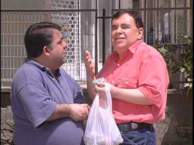 Ali Uyandıran (sağda) 'Bizimkiler' dizisinde 'Halis' karakterini canlandırmıştı.