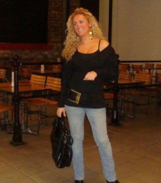 Evlendi, Davies soyadını aldı ve yurtdışına yerleşti.