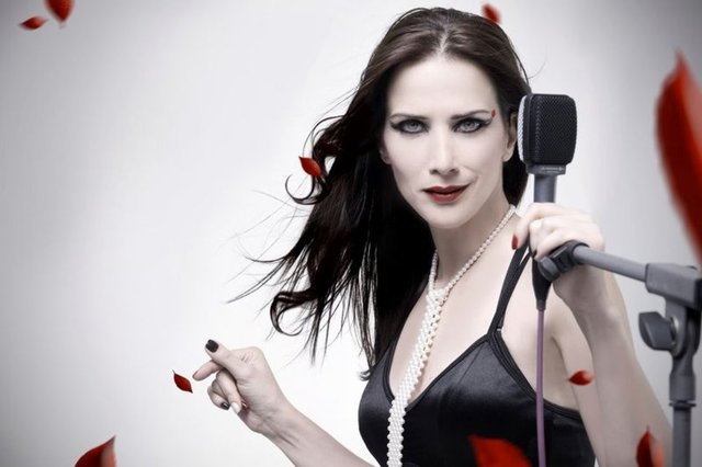 Dizilerde rol almayı düşünmediğini belirten oyuncu, sürelerin kısalması için mücadele ettiklerini söyledi.