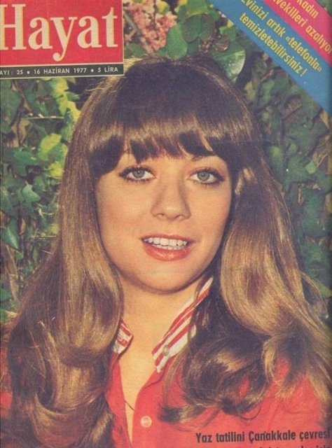 Esen, 1974 yılında herkes onu Siyah - Beyaz TV ekranında gizli aşkını içine atan genç kız olarak tanıdı.