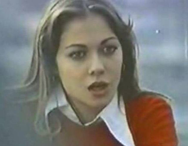 Oyuncu Hayri Esen'in kızı olan Itır Esen'in yüzünü milyonlarca kişi ilk kez bir gazetenin ekinin kapağında gördü.