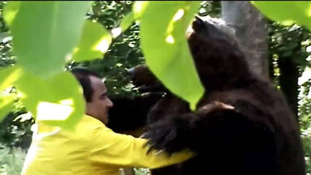 'Ben Sadettin Teksoy' anonsu ve sarı yağmurluğu ile hafızalarda yer edinen sunucununun yıllara meydan okuması dikkat çekti.