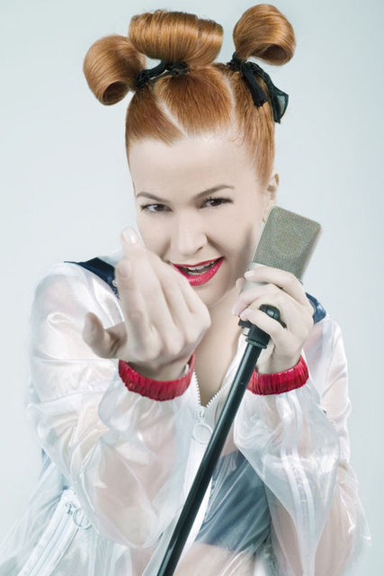 İlk eşi Emre Taşkın'dan boşandıktan sonra tekrar evlenebilmek için mahkemeye başvurup 300 günlük iddet süresini kaldırtan ve 2013'te Özgür Fidanoğlu'yla nikah masasına oturan oyuncu, eşiyle Londra'ya taşındı.