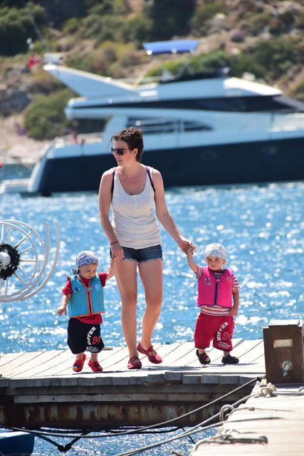 Yedi yıldır yaşadıkları teknelerinden zodyaklarıyla kıyıya çıkan Büber, ikizlerinin elini bir an olsun bırakmamıştı.