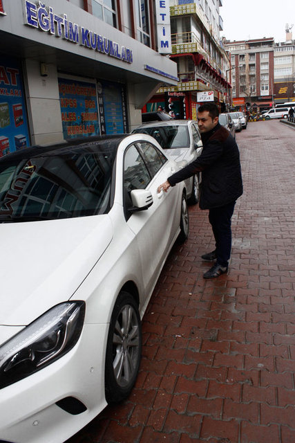 Küçük yaşta kendisini müzik piyasasıyla tanıştıran İbrahim Tatlıses, hakkındaki sorulara "İbrahim ağabeyi hep arar sorarım. Ona karşı büyük bir saygım var. Onun müzik piyasasında olmayışı hepimizi etkiliyor" diye cevap veren "Küçük İbo" lakaplı İbrahim Küçük, sözlerini şöyle sürdürdü: