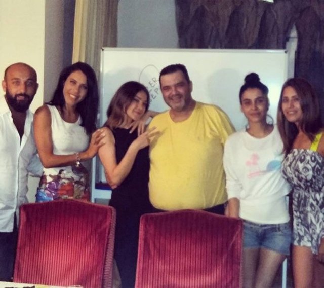 Çiftin ilk fotoğrafları da yakın arkadaşları Gökçen Paprika'nın katıldığı nikah yemeğinde ortaya çıktı.